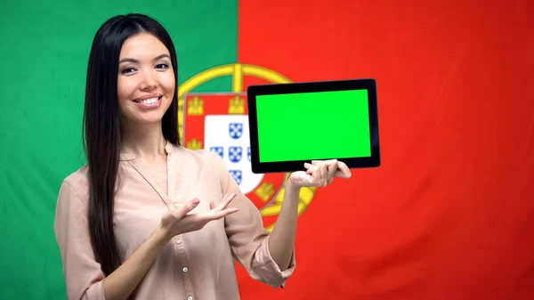 Κορίτσι Holding Tablet Πράσινη Οθόνη Πορτογαλική Σημαία Στο Παρασκήνιο Μετανάστευση — Φωτογραφία Αρχείου