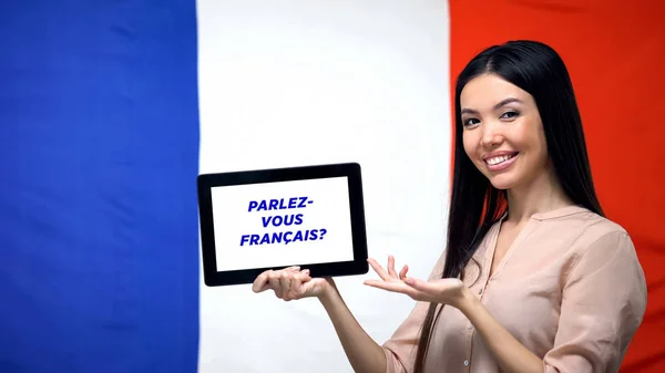 Donna Che Tiene Tablet Con Parli Francese Frase App Imparare — Foto Stock