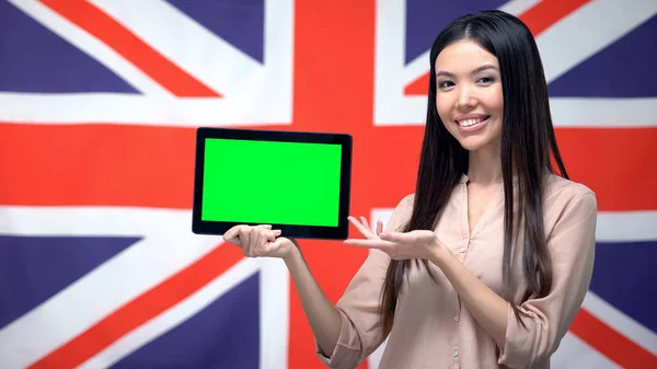 Menina Segurando Tablet Com Tela Verde Bandeira Britânica Fundo Migração — Fotografia de Stock