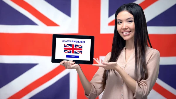 Lady Segurando Tablet Com Aprender Aplicativo Inglês Bandeira Grã Bretanha — Fotografia de Stock