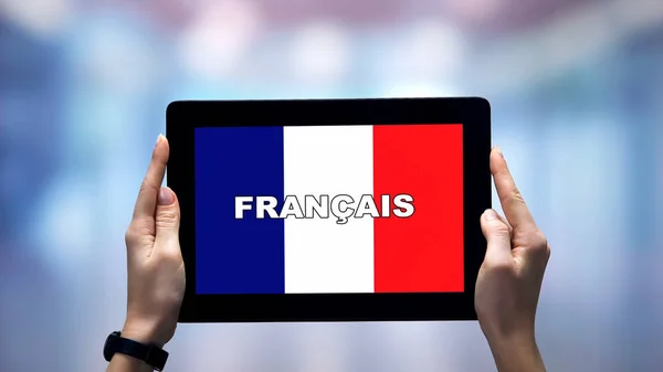 Mains Féminines Tenant Tablette Avec Mot Français Contre Drapeau National — Photo