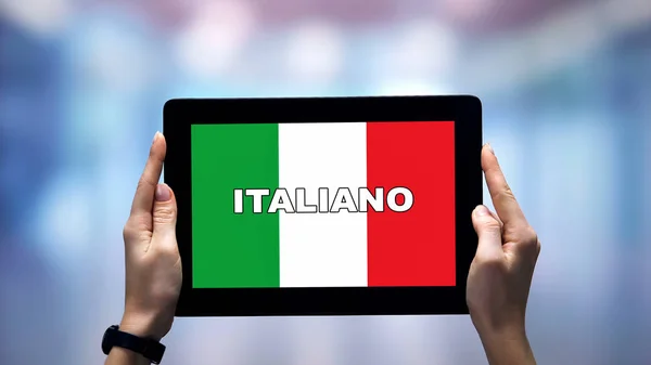Kobiece Ręce Trzymając Tablet Włoskim Słowem Przeciwko Flagi Narodowej Aplikacja — Zdjęcie stockowe