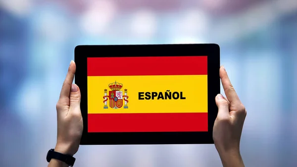 Frauenhände Halten Tablet Mit Spanischem Wort Gegen Nationalflagge Online App — Stockfoto