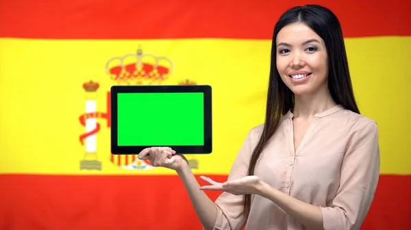 Κορίτσι Holding Tablet Πράσινη Οθόνη Ισπανική Σημαία Στο Παρασκήνιο Μετανάστευση — Φωτογραφία Αρχείου
