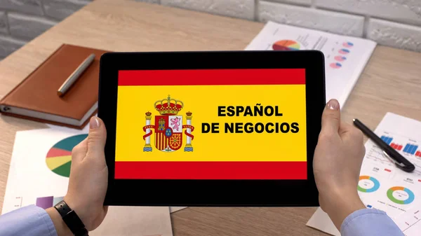 Business Spanisch Anwendung Gegen Flagge Auf Tablet Weiblichen Händen Tutorial — Stockfoto