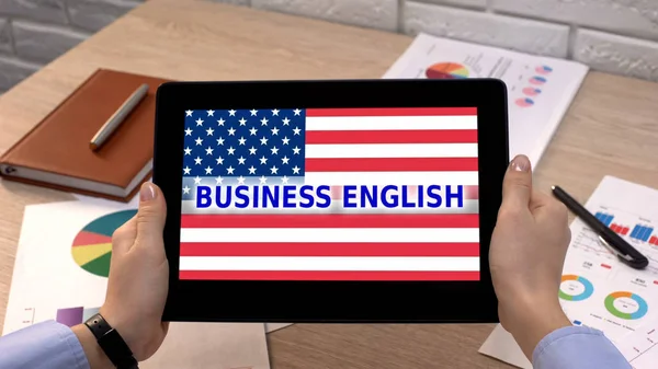 Aplicação Inglês Negócios Contra Bandeira Dos Eua Tablet Mão Feminina — Fotografia de Stock