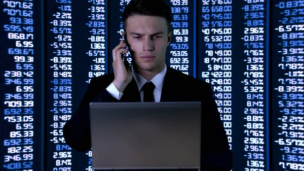 Man Suit Werken Laptop Telefoon Beantwoorden Financiële Marktgegevens Voorraad — Stockfoto