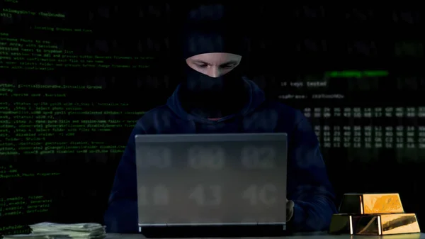 Balaclava Dizüstü Bilgisayarda Çalışan Suçlu Banka Güvenlik Sistemini Hacklemek Veri — Stok fotoğraf