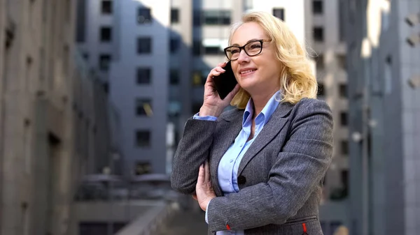 Gerente Feminino Alegre Falando Telefone Fora Comunicação Com Cliente — Fotografia de Stock