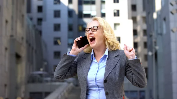 Mujer Negocios Emocionada Celebrando Éxito Hablando Teléfono Aire Libre Promoción — Foto de Stock