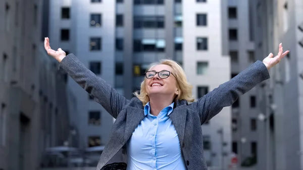 Diretor Empresa Alegre Levantou Mãos Para Cima Satisfação Trabalho Vida — Fotografia de Stock