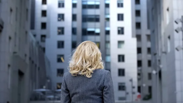 Mujer Negocios Mirando Edificio Oficinas Antes Entrevista Trabajo Inspiración Profesional — Foto de Stock