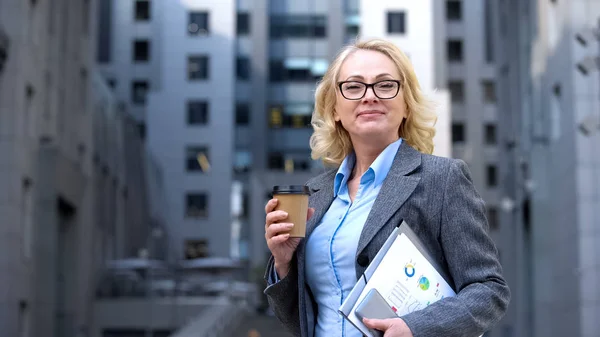 Mujer Feliz Trabajadora Corporativa Sosteniendo Taza Café Documentos Trabajo Carrera —  Fotos de Stock