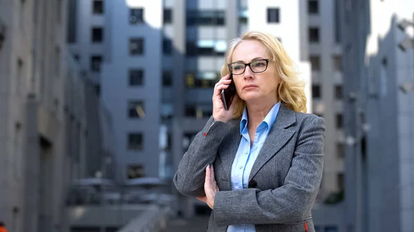 Senior Vrouwelijke Baas Gevoel Boos Teleurgesteld Praten Telefoon Mislukking — Stockfoto