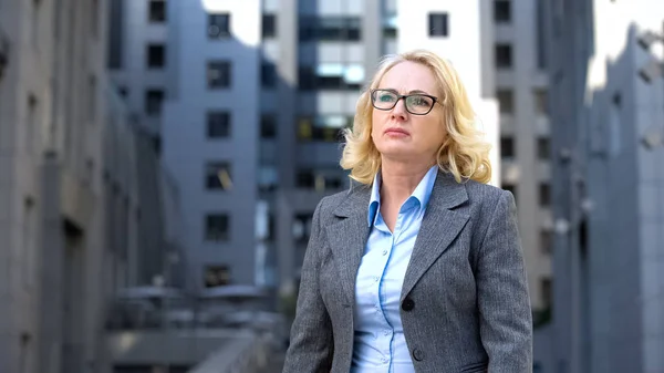 Triste Senhora Negócios Pensativo Edifício Escritório Livre Falha Trabalho Desemprego — Fotografia de Stock