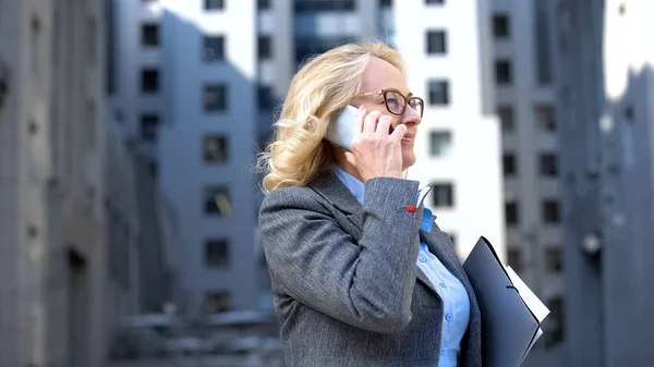 Mujer Feliz Gerente Hablando Por Teléfono Con Socio Negocios Celebración — Foto de Stock