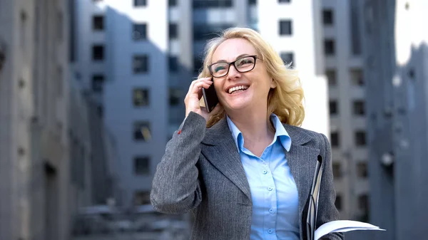 Erfolgreiche Geschäftsfrau Mit Dokumenten Der Hand Telefonierend Und Lächelnd Arbeit — Stockfoto