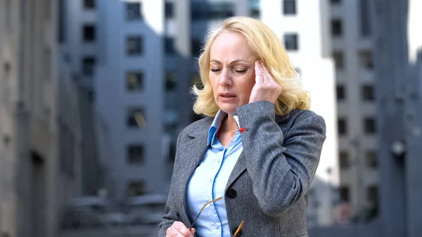 Reife Geschäftsfrau Massiert Schläfen Gefühl Von Kopfschmerzen Gesundheit Krankheit — Stockfoto