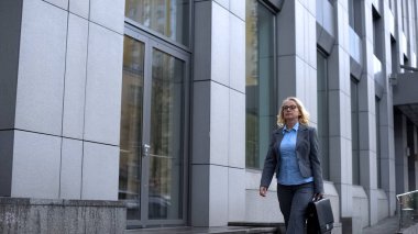 Profesyonel kadın avukat ofis binasında yürüyüş, iş kadını işe gidiyor