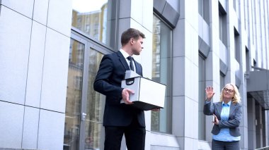 Şeyler kutusu ile üzgün erkek yöneticisi kadın patron, şirket işten böbürleniyor bakıyor