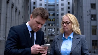 Sıkı bayan patron internet için akıllı telefon uygulaması ile şirket çalışanı rezervasyon biletleri