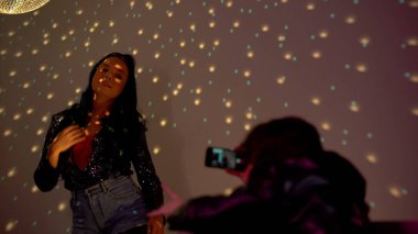 Şehvetli bayan gece kulübünde adam için özel dans yapma, adam fotoğraf çekme, eskort