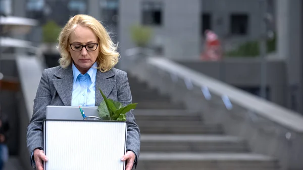 Depressieve Vrouwelijke Werknemer Houden Spullen Vak Ontslag Stress Pensioen Werkloosheid — Stockfoto