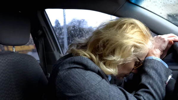 疲れた高齢のビジネス女性座っている車 大都市の疲労 自動車事故の危険 — ストック写真