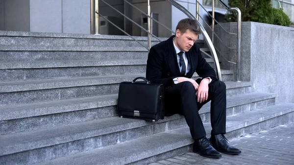 Hombre Triste Traje Negocios Sentado Oficina Edificio Escaleras Depresión Despido — Foto de Stock