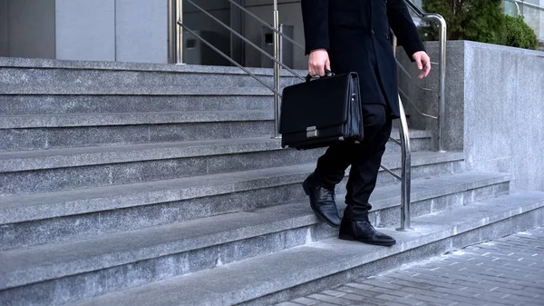 优雅的男性西装与公文包走下办公楼 — 图库照片