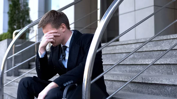 Depresyjny Młody Człowiek Garnitur Siedząc Schody Problem Bezrobocia Kryzys Finansowy — Zdjęcie stockowe