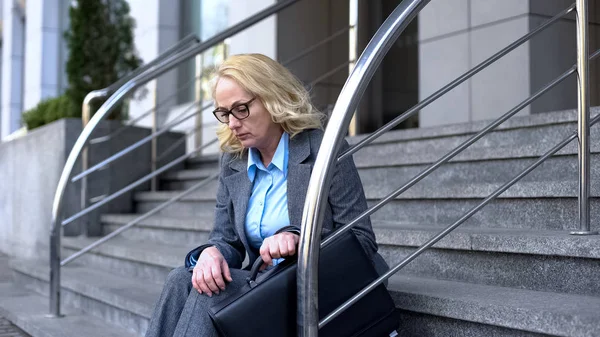 Triest Leeftijd Vrouw Pak Zittend Kantoorgebouw Trappen Senior Leeftijd Werkloosheid — Stockfoto