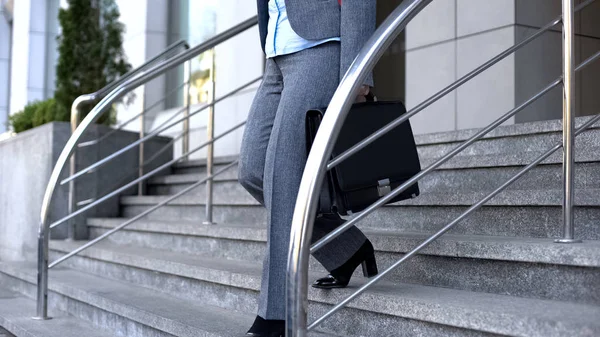 Леди Босс Портфелем Ходить Лестнице Офисный Дресс Код Белый Воротничок — стоковое фото