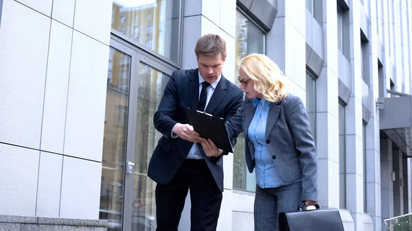 Ocupada Empresaria Firmando Documento Aire Libre Gerente Compañía Aprobando Informe — Foto de Stock