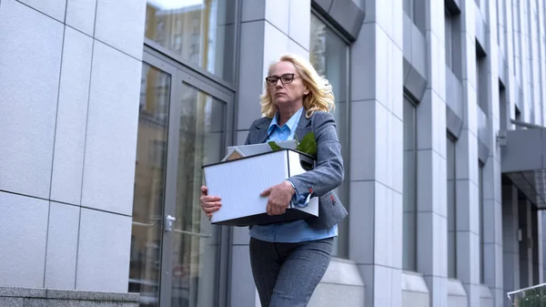 Gerente Femenina Despedida Llevando Caja Cosas Dejando Centro Negocios Carrera — Foto de Stock