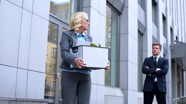 Joven Hombre Negocios Mirando Señora Edad Despedida Dejando Oficina Competencia — Foto de Stock