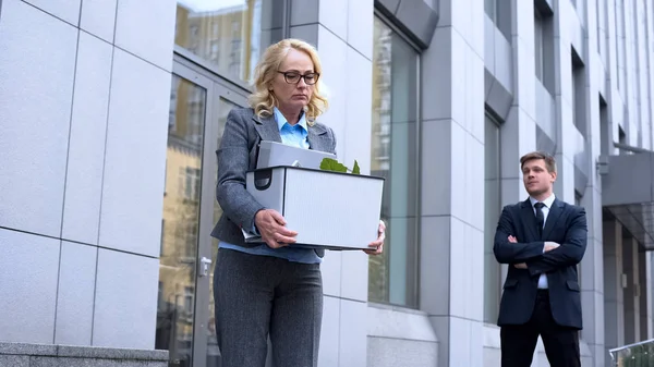 Scornful Empleado Masculino Mirando Triste Despedida Mujer Negocios Fracaso Laboral — Foto de Stock