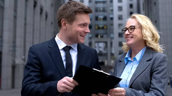 Glimlachende Mannelijke Vrouwelijke Collega Bespreken Verslag Document Bedrijf Teamwork — Stockfoto