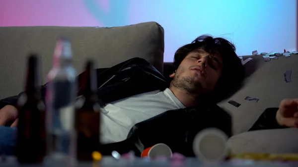 Drunk Man Sleeping Sofa Party Home Empty Bottles Table Addict — Stock Photo, Image