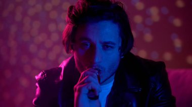 Sarhoş adam elektronik sigara, gece kulübünde partide vaping sigara