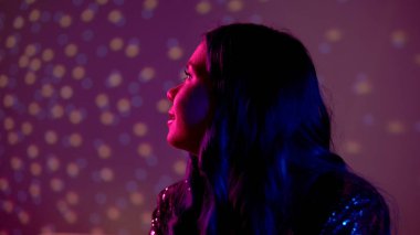 Yalnız genç kadın partisi, ayrıldıktan sonra üzgün favori romantik şarkı dinleme