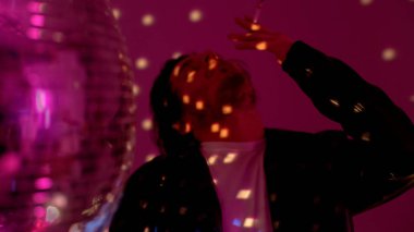 Sarhoş adam disko topu ile sigara içme, gece kulübü, parti rahatlatıcı