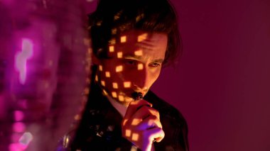 Kaygısız sarhoş adam rave partide disko topu tarafından gece kulübünde e-sigara vaping