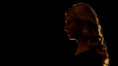 Güvensizlikle karşı karşıya olan sarışın kadın, kadın hakları için mücadele, metin için yer