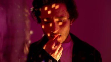 Gece kulübünde lsd kurutma kağıdı alarak rahat adam uyuşturucu euphoric etkisi zevk
