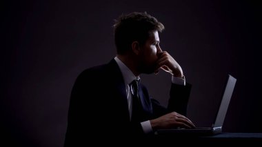 Takım elbise düşünme yeni başlangıç projesi hakkında fikir arayan Pensive erkek