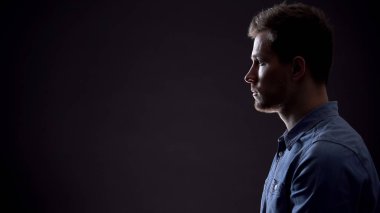 Siyah zeminüzerinde duran erkek, güvensizlikle mücadele, erkek sağlık istatistikleri