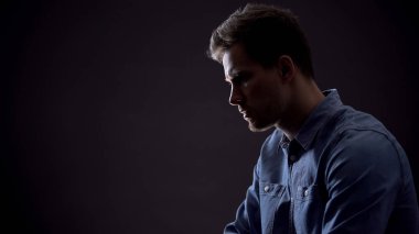 Üzgün adam depresyon acı, siyah arka plan izole, ilişkiler kırmak