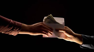 Adam dolar, rüşvet ve yolsuzluk kavramı, closeup ile kişi zarf veren