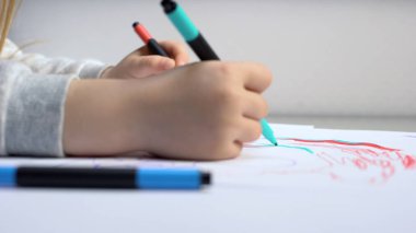Renkli kalemlerle çocuk çizimi, çocuklar için sanat terapisi, rehabilitasyon